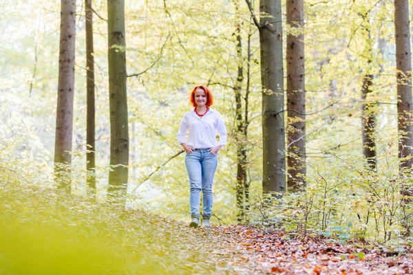 Manuela beim Herbstspaziergang im Wald
