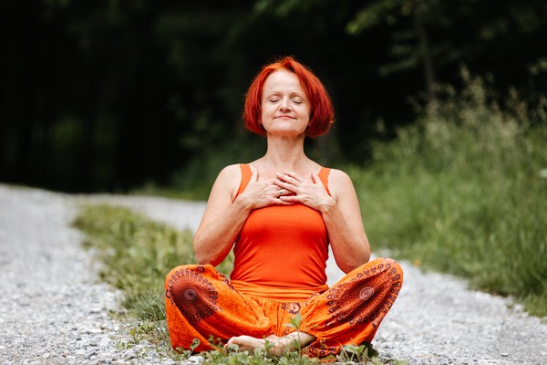 Manuela bei der Meditation, Hände auf dem Herzen