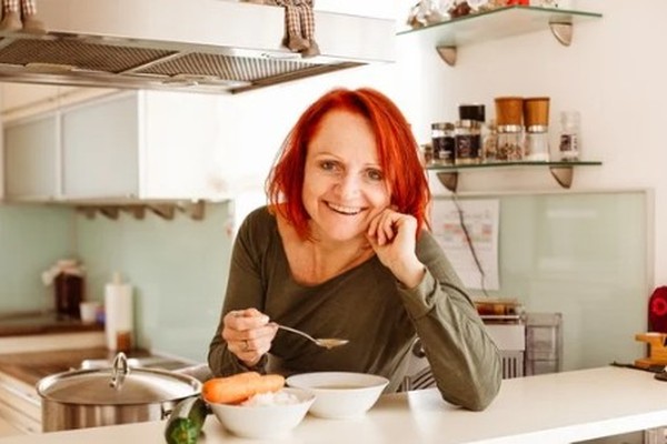 Manuela genießt einen Löffel in Ruhe, ohne schlechtes Gewissen