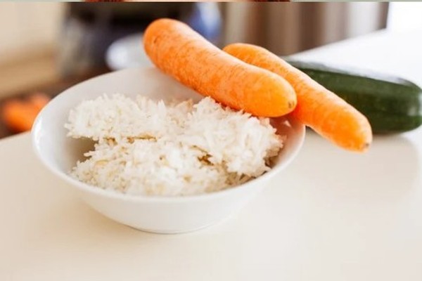 Reis mit Karotten und Gemüse für das Reiscongee